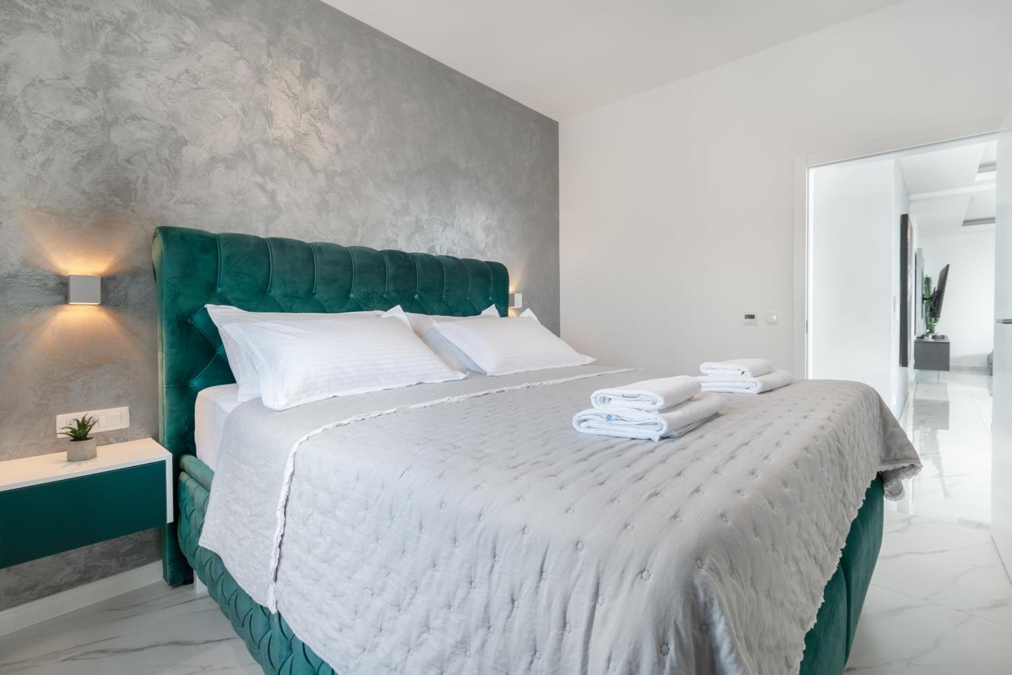 Lux Penthouse Panoramic View With Jacuzzi Apartment Макарска Екстериор снимка